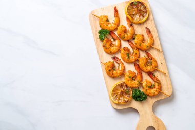 Limon - deniz ürünleri tarzı ile ızgara kaplan karides şiş