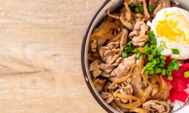 Yumurtalı domuz pirinci kasesi (Donburi) - Japon yemeği tarzı.