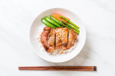 Teriyaki tavuk pilav kasesi - Asya gıda tarzı