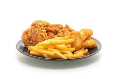 Beyaz arka plan üzerinde izole kızarmış tavuk patates kızartması ve nuggets yemek (abur cubur ve sağlıksız yiyecek)