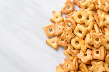 Kahveli bisküvi krakeri.