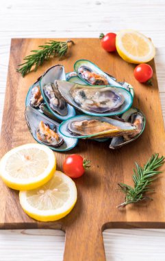 malzemelerle ahşap tahta üzerinde taze midye