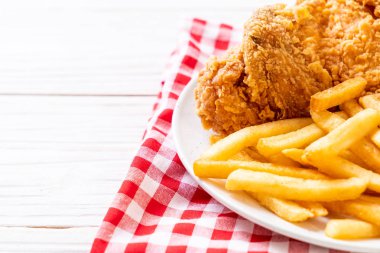 Kızarmış tavuk, patates kızartması ve nugget yemeği. Abur cubur ve sağlıksız yemek.