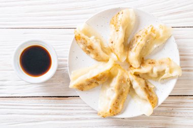 Japon gyoza 'sı ya da soya soslu hamur tatlısı.