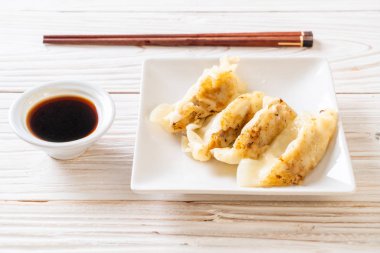 Japon gyoza 'sı ya da soya soslu hamur tatlısı.