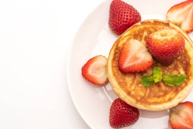 Beyaz arka planda taze çilekli gözleme.