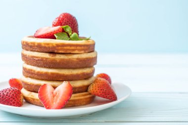 taze çilek ile sufle gözleme