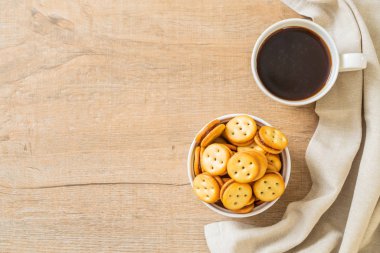 Hindistan cevizli bisküvi ve ananas reçeli.