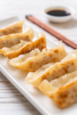Japon gyoza 'sı ya da soya soslu hamur tatlısı.