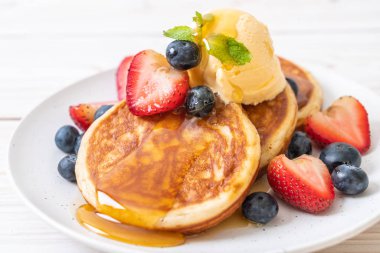 Yabanmersinli gözleme, çilek, bal ve vanilyalı dondurma.