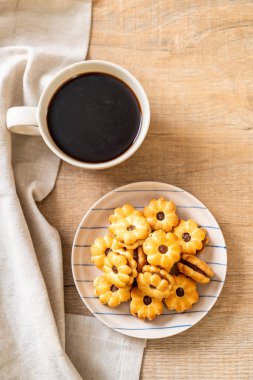 Hindistan cevizli bisküvi ve ananas reçeli.