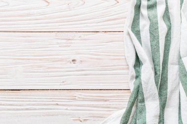 ahşap arka plan üzerinde mutfak bezi (peçete)
