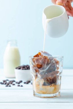 ahşap masa üzerinde sütlü kahve buz küpleri