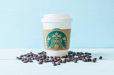 Bangkok, Tayland - 5 Haziran 2018: Beyaz kahve fincanı Starbucks logosu üzerinde tahta arka plan ile. Starbucks dünyanın en büyük kahve evi 61 ülke içinde 20.000'den fazla mağaza ile mi.