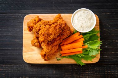 Sebzeli kızarmış tavuk kanadı.