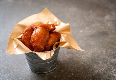 Barbekü tavuk kanadı sosu ile