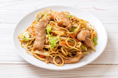tavada kızartılmış yakisoba noodle pork - Asya gıda tarzı ile