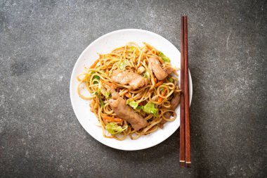 tavada kızartılmış yakisoba noodle pork - Asya gıda tarzı ile