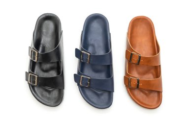 Erkekler beyaz arka plan üzerinde izole sandalet deri