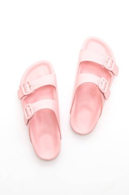 Kadınlar beyaz arka plan üzerinde izole sandalet deri