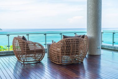 boş veranda sandalye ve masa deniz görünümü arka plan ile