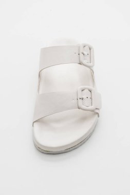 Kadınlar beyaz arka plan üzerinde izole sandalet deri