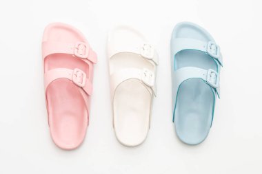 Kadınlar beyaz arka plan üzerinde izole sandalet deri