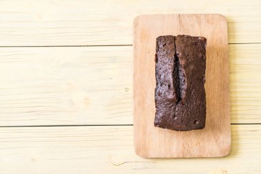 ahşap zemin üzerine çikolatalı browni kek