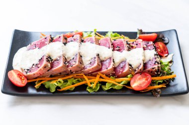 Sebze salatası ve soslu taze ton balığı. Sağlıklı yiyecek.