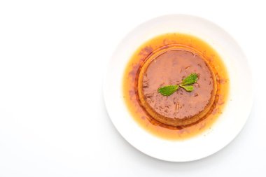 Ev yapımı karamel kremalı puding beyaz arka plan üzerinde izole