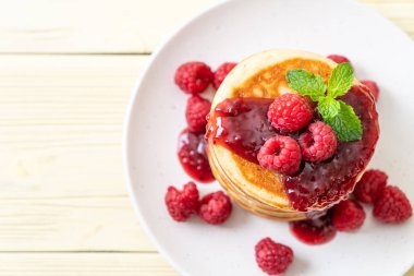 Taze ahududu ve frambuaz sos ile gözleme