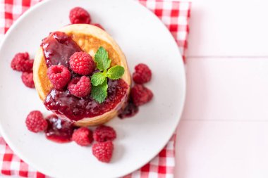 Taze ahududu ve frambuaz sos ile gözleme