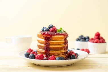 Taze ahududu ve yabanmersinli gözleme.