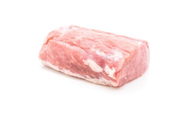 Beyaz arka planda izole edilmiş taze domuz filetosu.