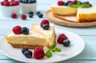 Ev yapımı cheesecake taze ahududu ve yaban mersini ile