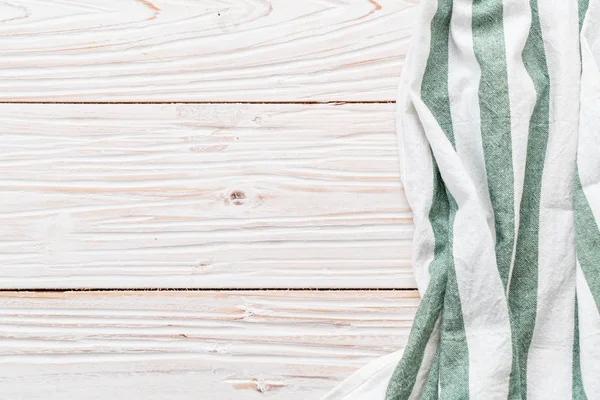 ahşap arka plan üzerinde mutfak bezi (peçete)