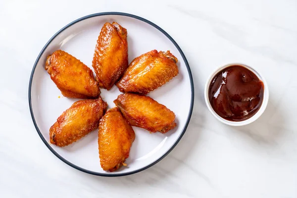 Barbekü tavuk kanadı sosu ile