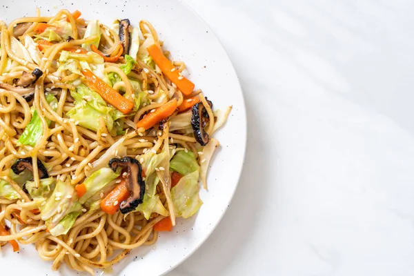 tavada kızartılmış yakisoba noodle sebzeli - vegan ve vejetaryen yiyecekler