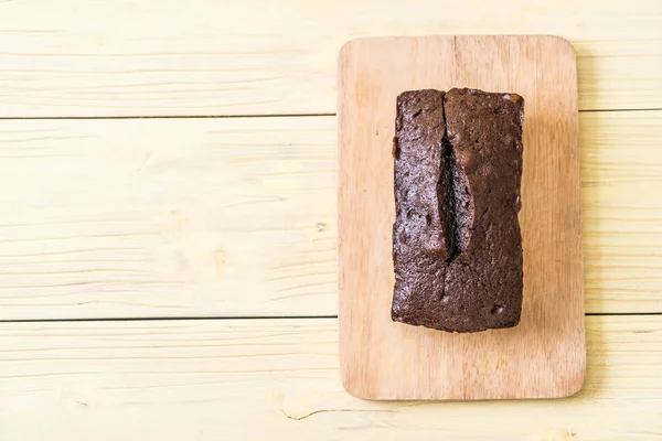 ahşap zemin üzerine çikolatalı browni kek