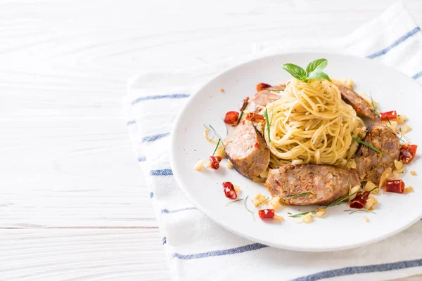 Sai Aua (Notrhern Tay acılı sosis) - Fusion gıda tarzı ile tavada kızartılmış spagetti