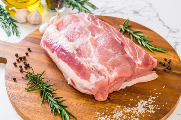 taze domuz ham filetosu ahşap tahta üzerinde