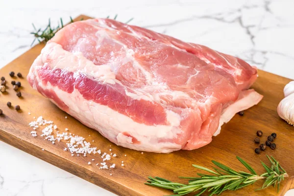 taze domuz ham filetosu ahşap tahta üzerinde