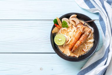 Baharatlı karides udon ramen noodle (Tom Yum Goong) - Japon füzyon gıda tarzı