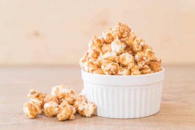 Patlamış Mısır ile karamel kase