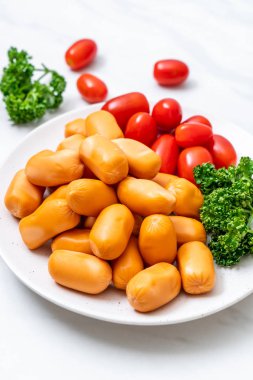 domuz eti kokteyl sosisi plaka üzerinde