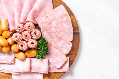 pastırma, sosis, jambon füme ve barbekü pastırma ahşap tahta üzerinde