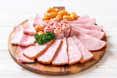 pastırma, sosis, jambon füme ve barbekü pastırma ahşap tahta üzerinde