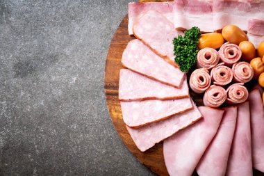 pastırma, sosis, jambon füme ve barbekü pastırma ahşap tahta üzerinde