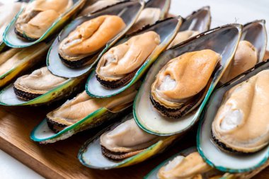 malzemelerle ahşap tahta üzerinde taze midye