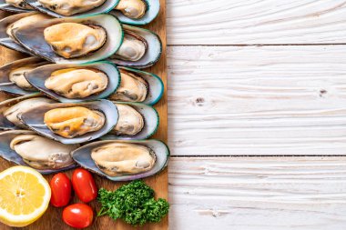 malzemelerle ahşap tahta üzerinde taze midye